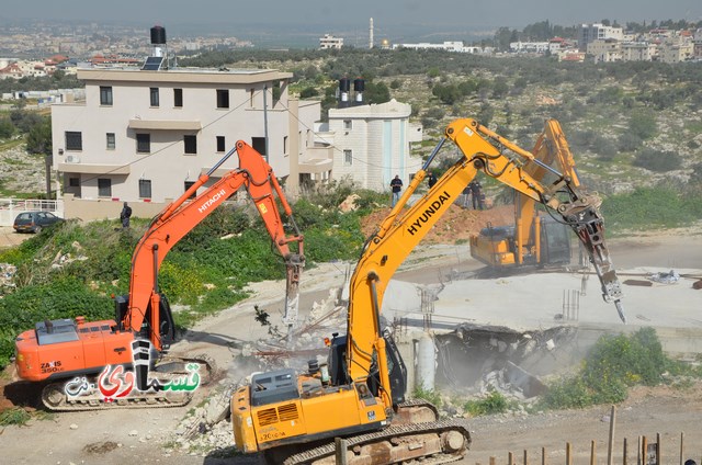 فيديو: قوات كبيرة ومُدججة بالدبابات والصواريخ تهدم اساسات بيت الشيخ غازي عيسى بحجة البناء في ارض المنهال ...